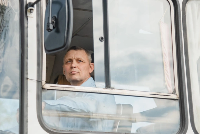 Теперь Владимир&nbsp;— единственный и бессменный водитель ретроавтобуса | Источник: Иван Митюшев / 29.RU