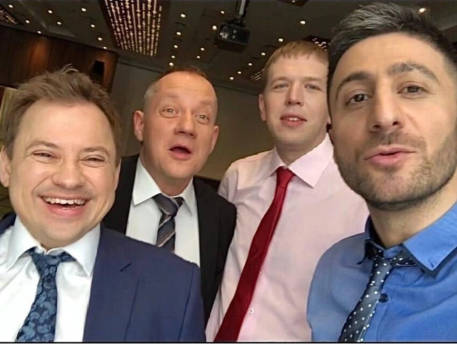 Арсен Карапетян (справа) продолжил сниматься в сериале «СашаТаня» | Источник: пресс-служба ТНТ