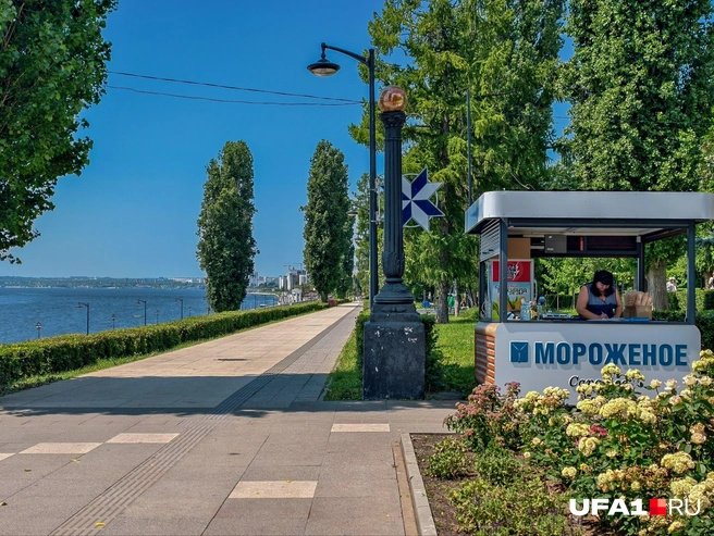 На солнечной стороне желающих погулять не так много | Источник: Булат Салихов / UFA1.RU