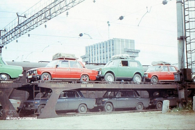 1980-е. Отпускники из Сургута до Тюмени&nbsp;— на ж/д. Дальше, к морю и солнцу&nbsp;— своим ходом | Источник: Николай Пунегов, Тюмень до нашей эры / Vk.com
