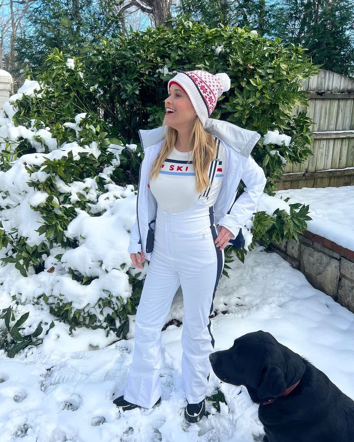 В чем ехать в горы? Риз Уизерпун показала белоснежный костюм, в котором удобно кататься на лыжах