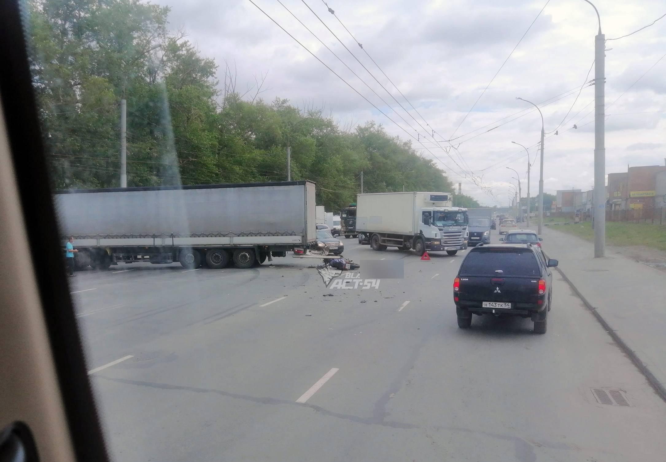 Мотоциклист погиб в ДТП на Станционной — он врезался в фуру - 30 июня 2023  - НГС.ру