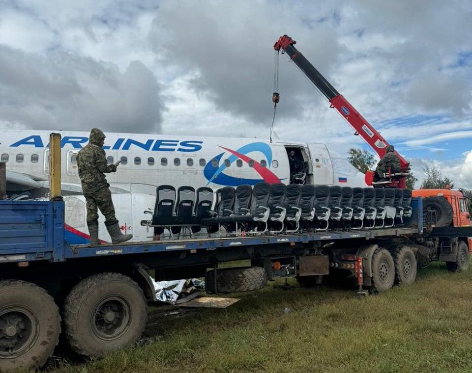 Стоит уже год: начали разбирать самолет Сочи — Омск, севший в поле — фото с места