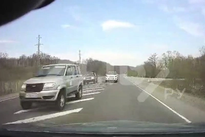 Два автомобиля едва не столкнулись на встречной полосе