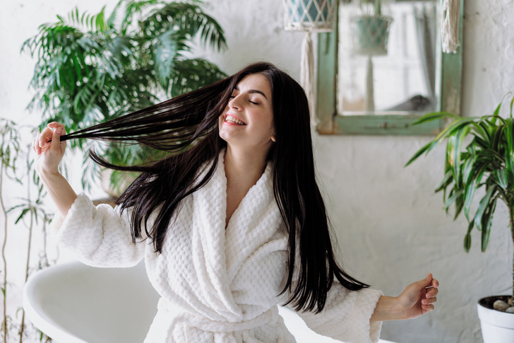 Фен или полотенце: трихолог Храмович объяснила, какой способ сушки волос самый опасный