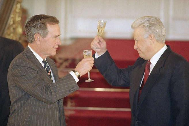 Джордж Буш — старший и Борис Ельцин в Кремле, 1993 год | Источник: Liu Heung Shing / AP