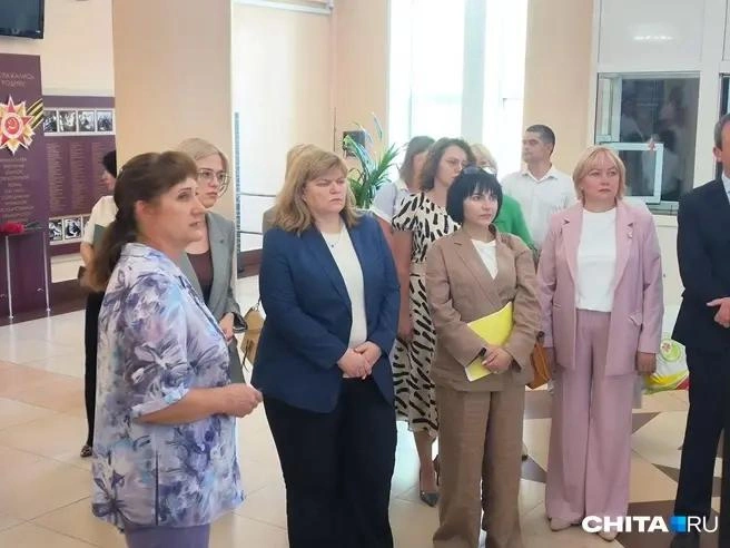 Татьяна Семенова между и. о. ректора ЧГМА Натальей Ларевой и министром здравоохранения Забайкалья Оксаной Немакиной | Источник: Руслан Симушин / CHITA.RU