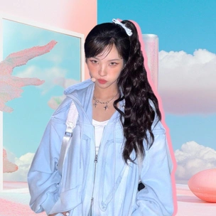 Длинные волосы + кудри: 3 варианта модных причесок от Соён из i-dle