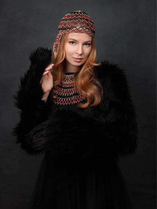 Обычно традиционные хантыйские и мансийские наряды изготавливают с использованием шкур и меха зверей, но Мария отошла от принятых норм | Источник: личный архив Марии Рыткиной