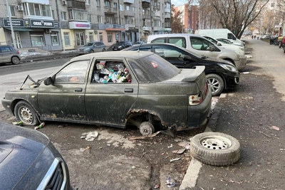 Екатеринбуржцы забили мусором автомобиль у студенческого общежития
