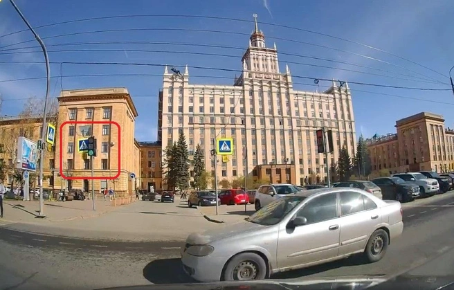 Nissan летит в толпу пешеходов, хотя красный ему горит уже секунды четыре | Источник: читатель 74.RU