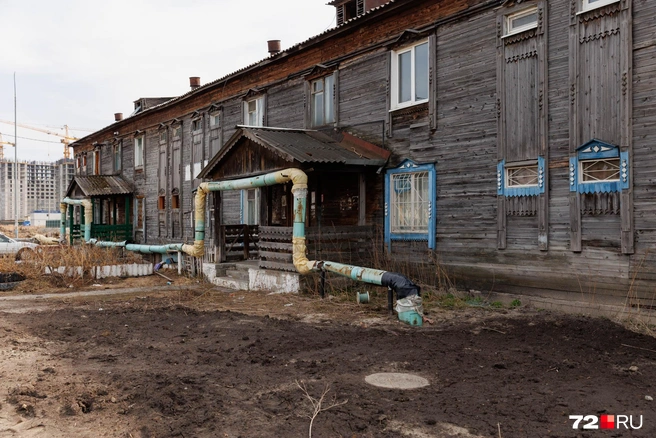 Оригинальное решение — трубы провели прям над входом в подъезд | Источник: Ирина Шарова / 72.RU