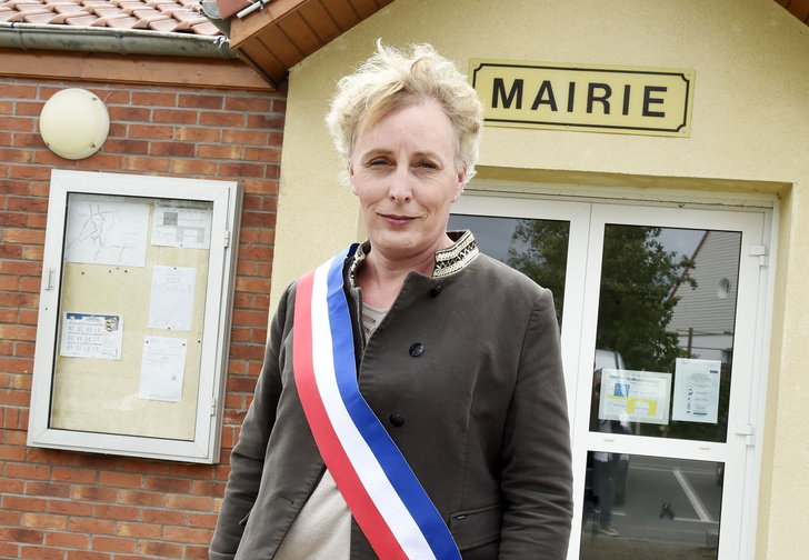 «Зовите меня мадам мэр»: во Франции главой города впервые назначена женщина-трансгендер
