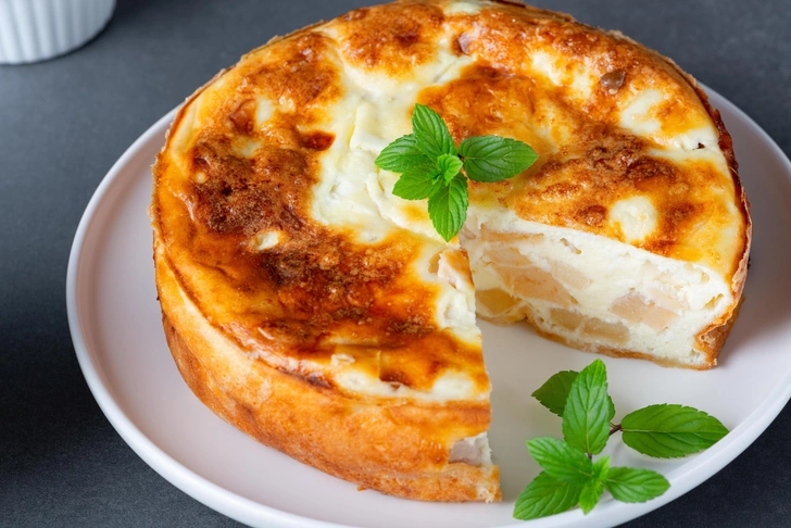 Рецепт воздушной творожной запеканки с яблоками | Источник: Shutterstock/Fotodom.ru