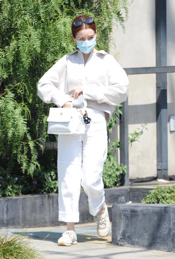 Зои Дойч в Лос-Анджелесе | marieclaire.ru