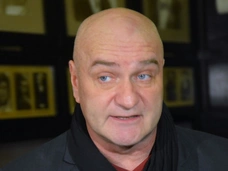 Отекший и растрепанный – как выглядит Александр Балуев после Коммунарки