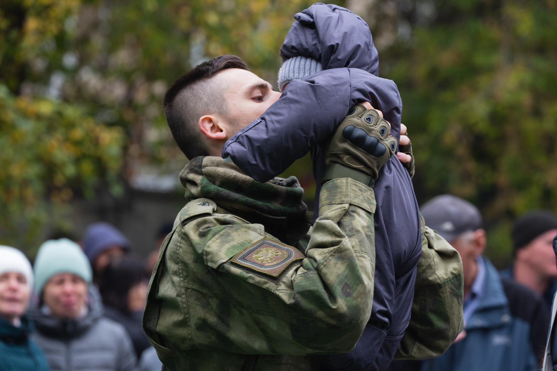 Многодетный отец 3 ребенка мобилизация отсрочка. Военный с ребенком. Русский военный с ребенком. Российский солдат с ребенком. Дети военнослужащих.