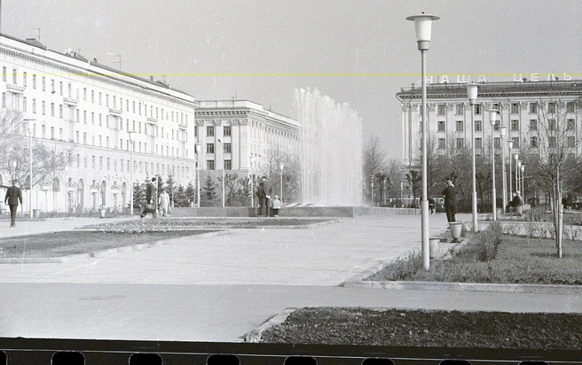 Слева от фонтана&nbsp;— дом № 190 по Самарской, тут жили супруги-актеры Вера Ершова и Николай Кузьмин, а за кадром справа&nbsp;(на Галактионовской, 189) осталась «сталинка» для сотрудников МВД и КГБ, здесь же жил и легендарный хирург Александр Аминев | Источник: фотофонд Самарского областного государственного архива социально-политической истории