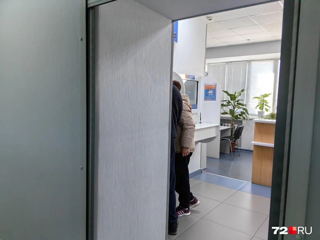 Внутри здания тоже оказалось немноголюдно. В отделе для физлиц была одна парочка, но, кажется, у них никаких проблем не было | Источник: Юлия Мальцева / 72.RU