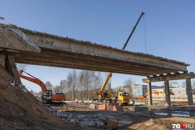 Разбирать путепровод у «Лакокраски», по которому ездили трамваи, начали в марте 2026 года | Источник: Артем Бауман / 76.RU