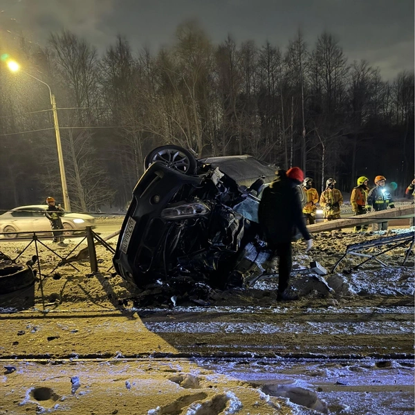 Смятый перевертыш BMW, обломки столба и ограждения. ДТП на Петергофском шоссе остановило трамваи