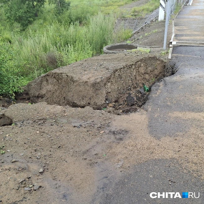 Размывает землю под мостом | Источник: очевидец