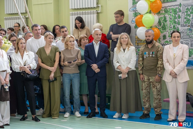 На линейке побывала руководитель АНО «Комитет семей воинов Отечества Ярославской области» Елена Виноградова (на фото&nbsp;— третья справа) | Источник: Александр Куренной / 76.RU