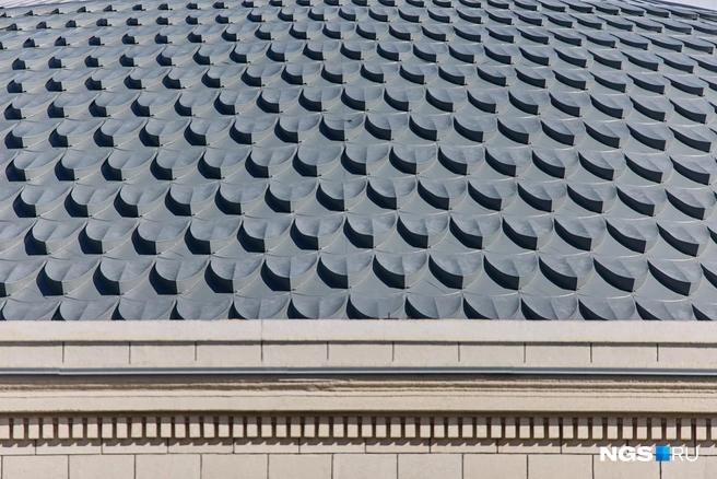 Для купола частично отреставрировали, частично воссоздали «чешуйки» 1990-х — по технологии производства они уже отличались от оригинальных | Источник: Александр Ощепков / NGS.RU