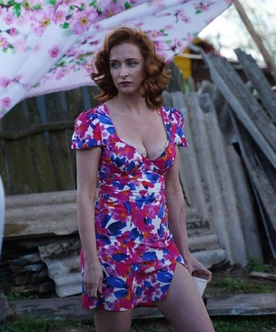 Самая горячая актриса сериала «Жуки» Екатерина Стулова: смотрим фото красавицы продавщицы