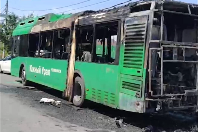 В МЧС назвали предварительную причину пожара в автобусе на АМЗ | Источник: читатель 74.RU