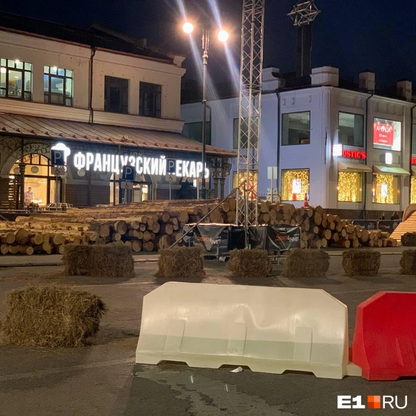 Ограждения на трассе сделаны из блоков сена | Источник: Дарья Манохина / E1.RU