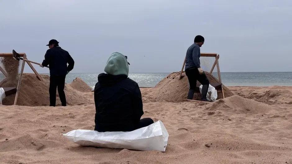 Песок в глаза. Власти хотят открыть Анапу для туристов, но мазут на пляжах волонтеры продолжают находить до сих пор