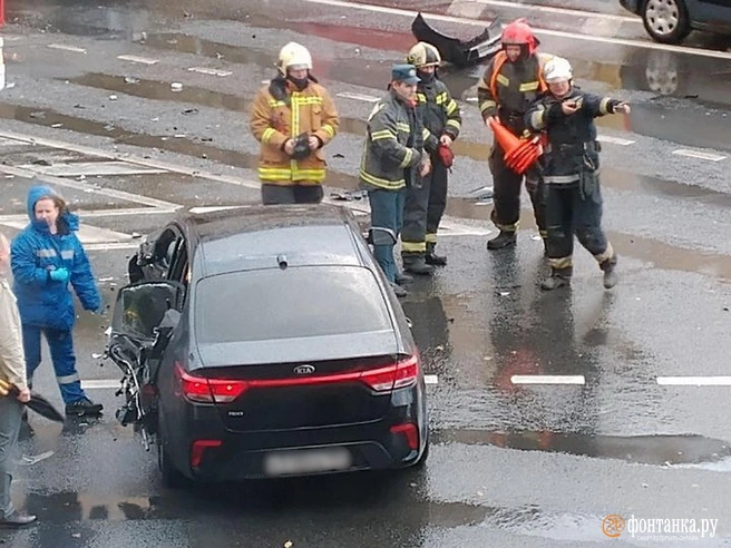 «Лицо в крови». Два автомобиля разбились на перекрестке у Комсомольской площади: видео | Источник: «Фонтанка.ру»