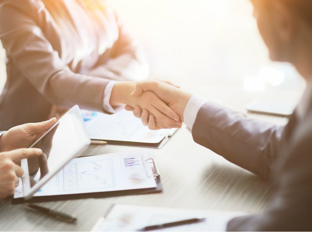 На равных: как женщине выйти из тени мужского коллектива и добиться успеха | marieclaire.ru