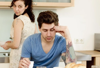 Нарколог Мозоль предупредил россиян об опасности капельниц для вывода из запоя на дому