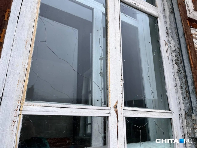 Лопнувшие окна у непострадавших домов | Источник: Александр Хамраев / CHITA.RU