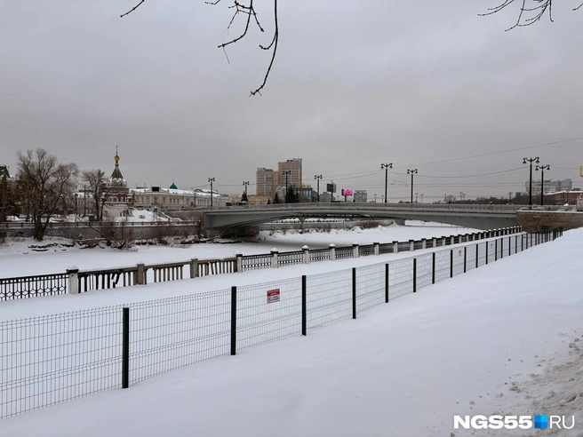 Забор протянулся до Юбилейного моста | Источник: Тамара Башаева / NGS55.RU