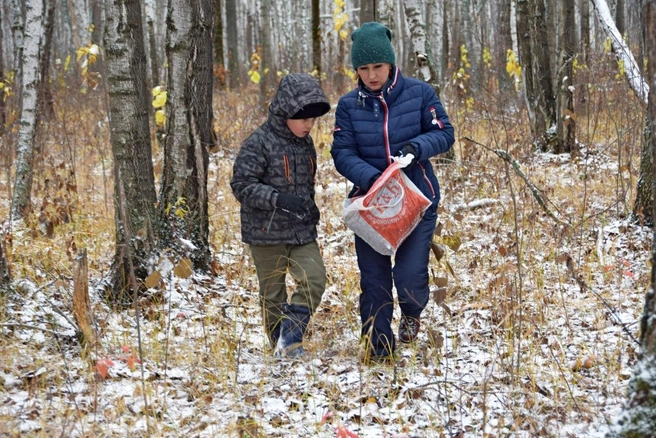 Тюменцы гуляют по лесу и разбрасывают семена дубов | Источник: Экодвижение «Зеленый хоровод»