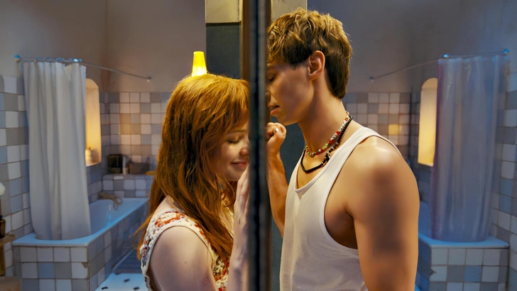 Фильмы, похожие на «Сводишь с ума»: 5 романтических комедий, которые согреют вас своей атмосферой | Источник: кадр из фильма «Сводишь с ума» (2025)