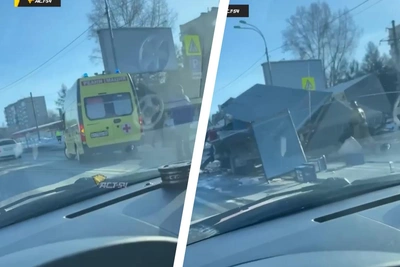 Столкновение грузовиков в Бердске разбросало обломки на десятки метров