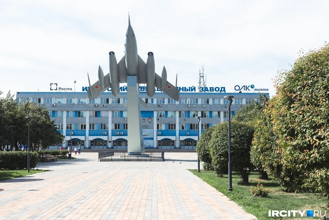 Як-28 возле проходных авиазавода&nbsp;— узнаваемый символ предприятия | Источник: Даниил Конин / «ИрСити»