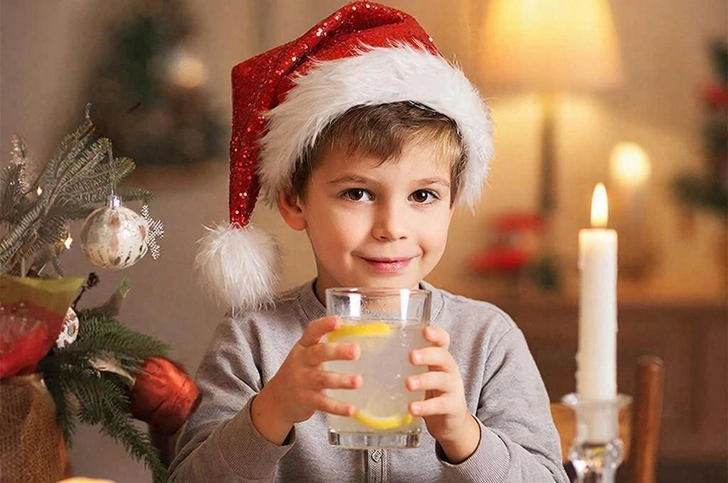 Праздник к нам приходит: новогодние рецепты напитков, которые отлично заменяют лимонады | Источник: сгенерировано с помощью Gigachat