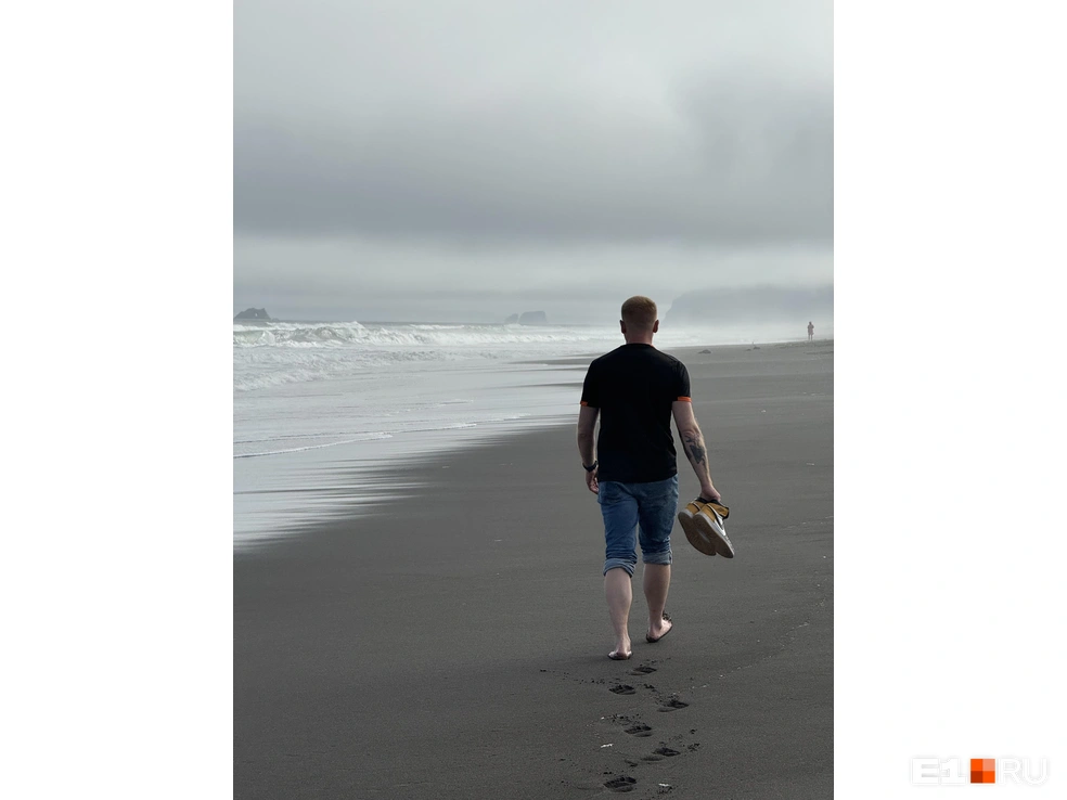 Халактырский пляж на Камчатке — это удивительное место с черным песком. Он находится на берегу Тихого океана, недалеко от Петропавловска-Камчатского \| Источник: Павел Кошкин