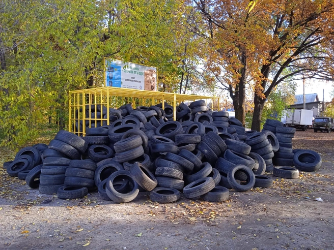 Переполненная площадка для сбора покрышек на улице Жуковского | Источник: Дмитрий Сильнов / 173. RU
