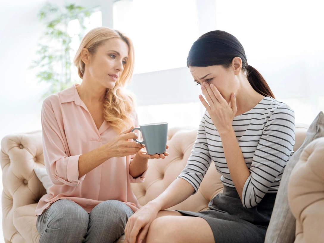 13 признаков, что ваша дружба переросла в зависимость (и это вредит вам) | marieclaire.ru