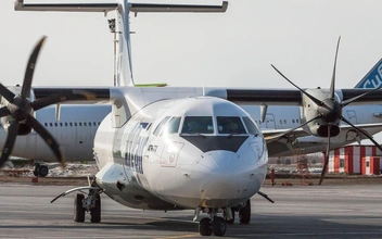 Полетали и хватит: в Уфе пьяный мойщик продырявил самолет стремянкой