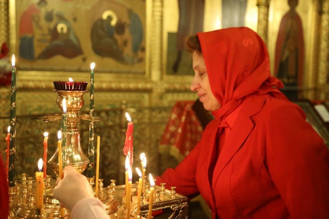 Несмотря на глубокую ночь, помолиться в святой праздник пришло много людей | Источник: Дмитрий Кощенко / T.me