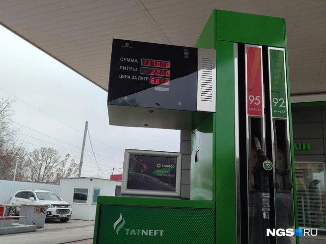 На несколько заправках «Татнефть» цены одинаковые | Источник: Мария Тищенко / NGS.RU