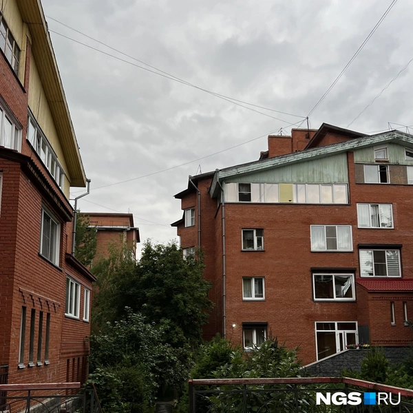 Новостройки такого плана сегодня называют урбан-виллами: небольшая этажность, мало квартир, а у некоторых из них есть вход прямо с улицы | Источник: Алёна Золотухина / NGS.RU