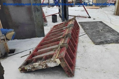 На стройке в Новосибирске на рабочего обрушилась металлическая опалубка